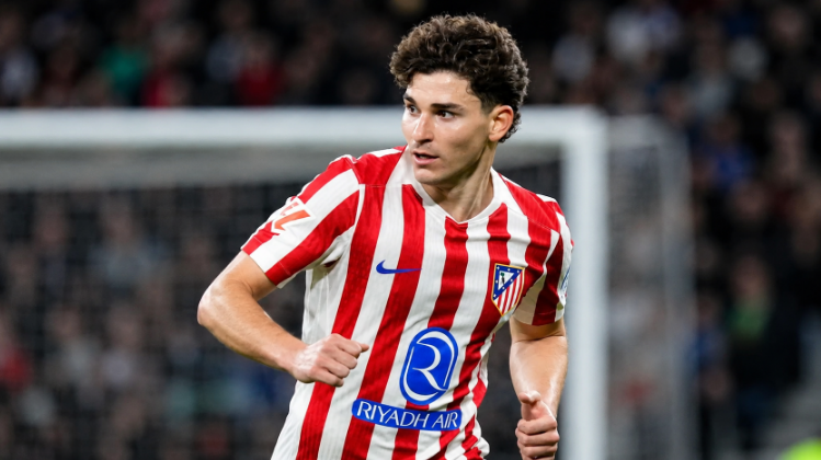 Julián Álvarez on the pitch for Atlético Madrid